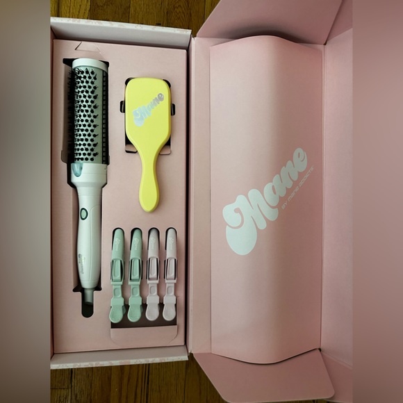 MANE by MANE ADDICTS 
Body Builder Medium Hot Round Brush Hair Set Hair Dryer - Picture 8 of 15